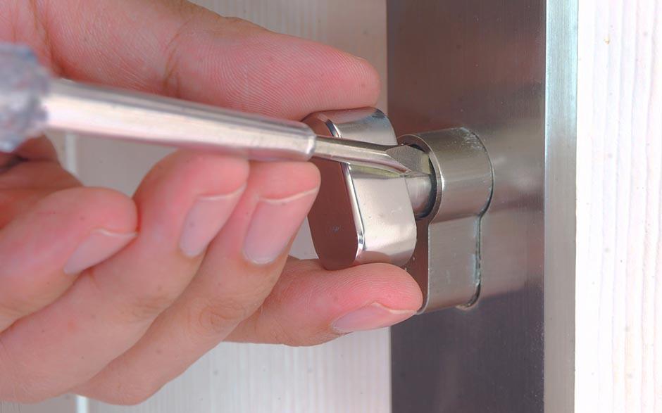ouverture de porte claquée serrurier Mantes-la-Jolie